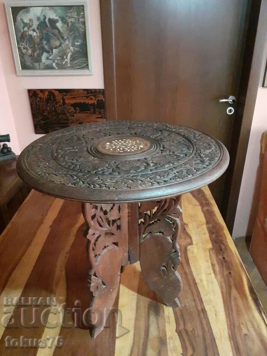 Măsuță veche sculptată în lemn cu incrustații de sidef