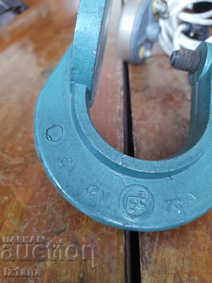 Clemă veche de anvelopă fierbinte cu preț 30.00 BGN | € 15.34 Clemă veche de anvelopă fierbinte cu preț 30.00 BGN | € 15.34