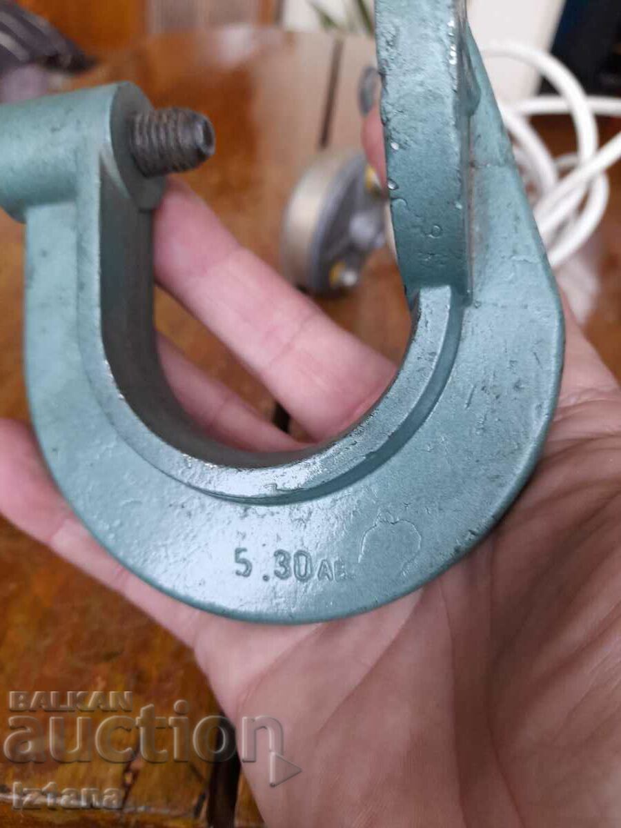 Livrarea Clemă veche de anvelopă fierbinte Livrarea Clemă veche de anvelopă fierbinte