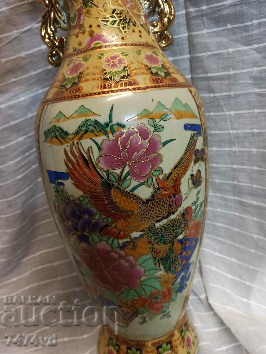 Auction TALL PORCELAIN VASE WITH UNIQUELY BEAUTIFUL BIRDS Auction TALL PORCELAIN VASE WITH UNIQUELY BEAUTIFUL BIRDS