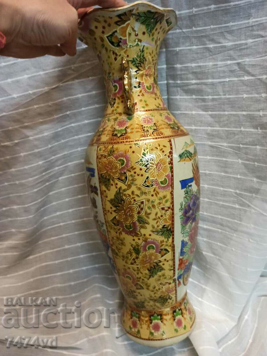 TALL PORCELAIN VASE WITH UNIQUELY BEAUTIFUL BIRDS - 5 TALL PORCELAIN VASE WITH UNIQUELY BEAUTIFUL BIRDS - 5