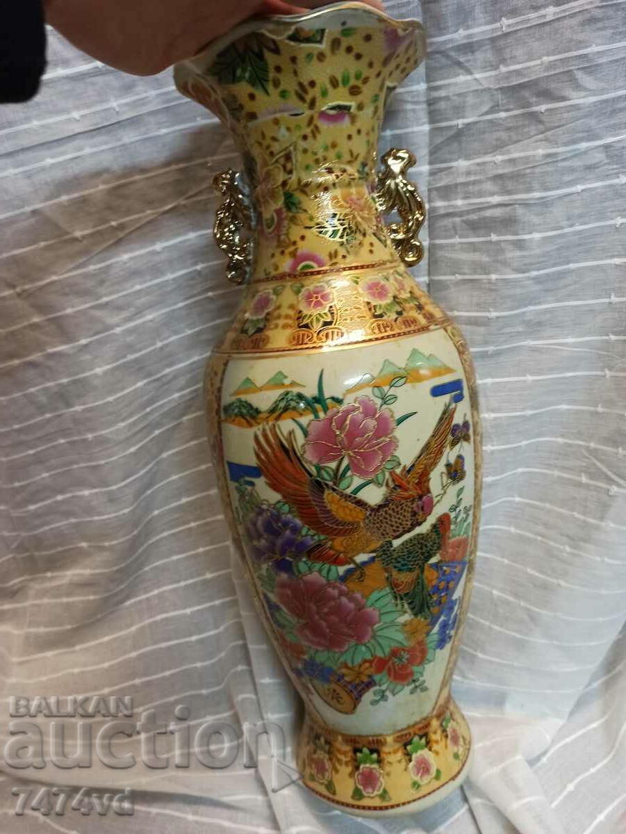 TALL PORCELAIN VASE WITH UNIQUELY BEAUTIFUL BIRDS - 6 TALL PORCELAIN VASE WITH UNIQUELY BEAUTIFUL BIRDS - 6