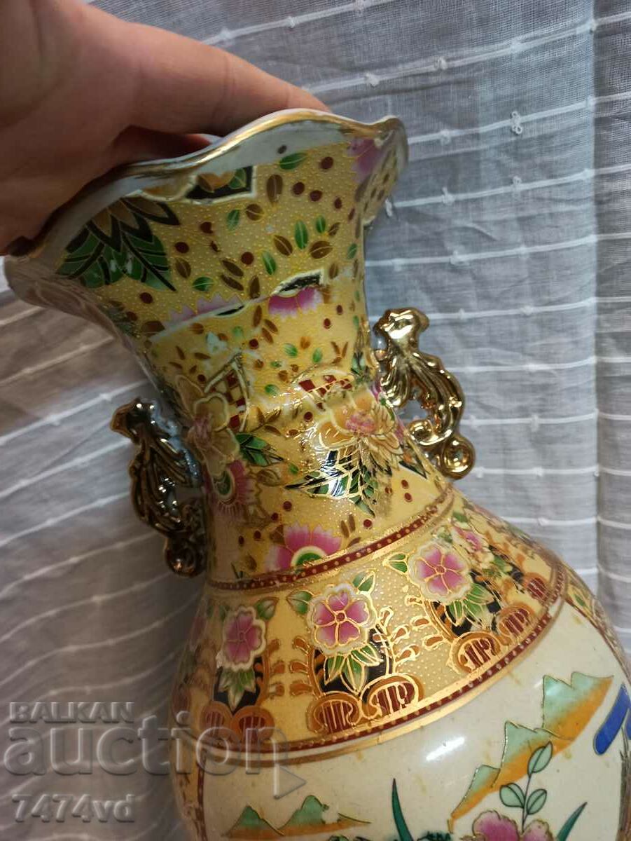 TALL PORCELAIN VASE WITH UNIQUELY BEAUTIFUL BIRDS - 7 TALL PORCELAIN VASE WITH UNIQUELY BEAUTIFUL BIRDS - 7