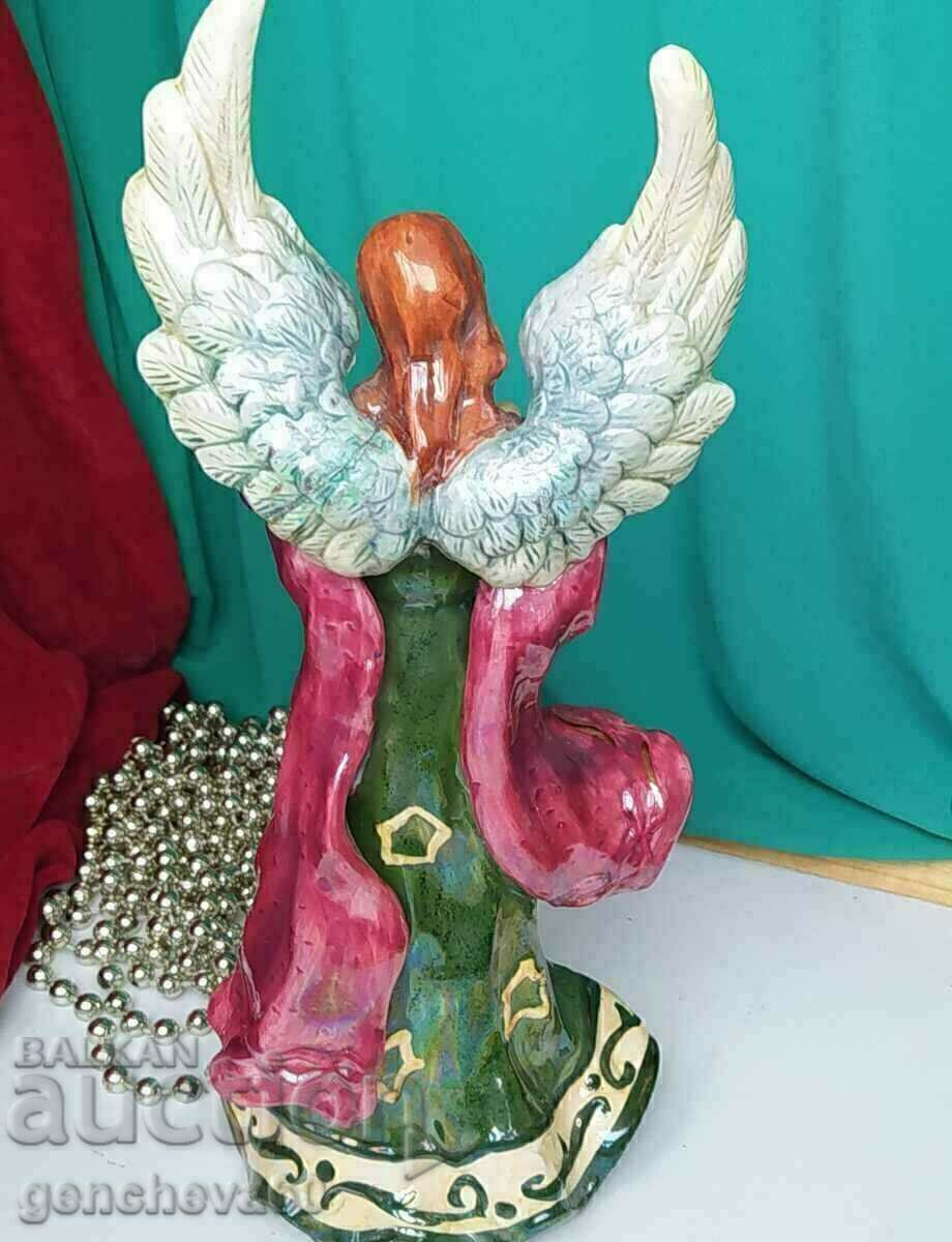 Livrarea Statueta unui înger uriaș de porțelan