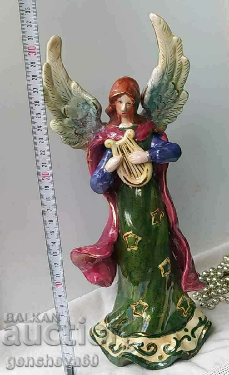 Statueta unui înger uriaș de porțelan