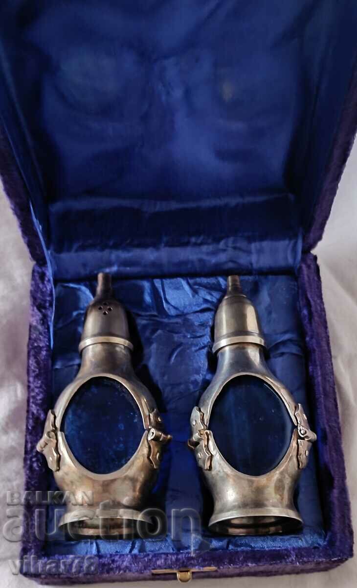 Δημοπρασία Πολλά δύο μπλε γυάλινα μπουκάλια αλάτι και πιπέρι Δημοπρασία Πολλά δύο μπλε γυάλινα μπουκάλια αλάτι και πιπέρι