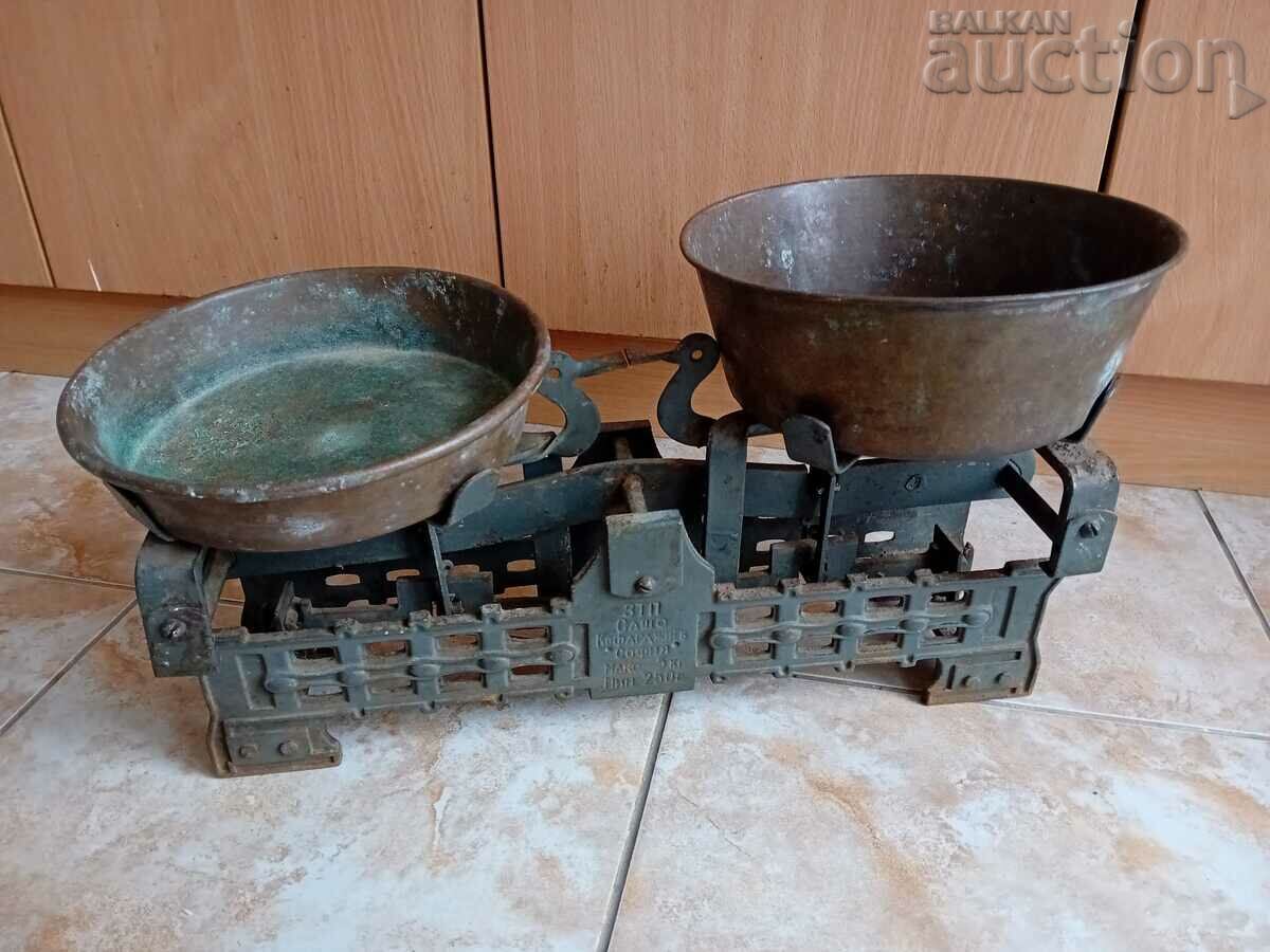 vintage working commercial scale from the 1960s with 14 weights