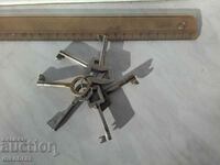 6 броя стари ключове от соца за мебелни брави