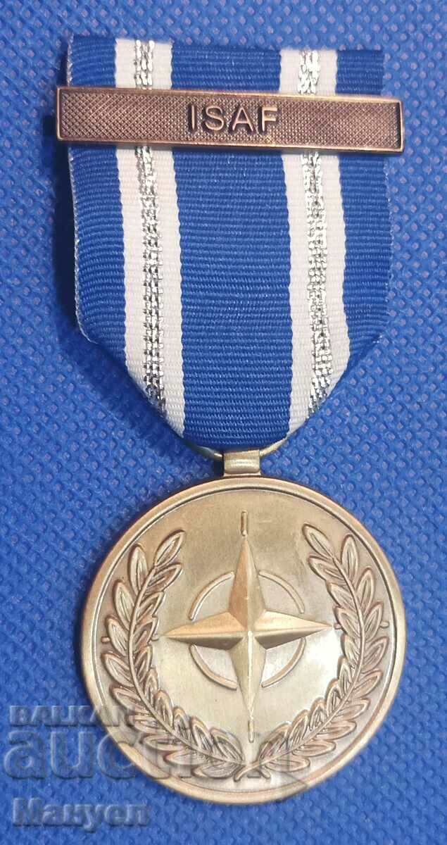 Medalie militară NATO pentru participarea la o misiune.