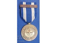 Medalie militară NATO pentru participarea la o misiune.