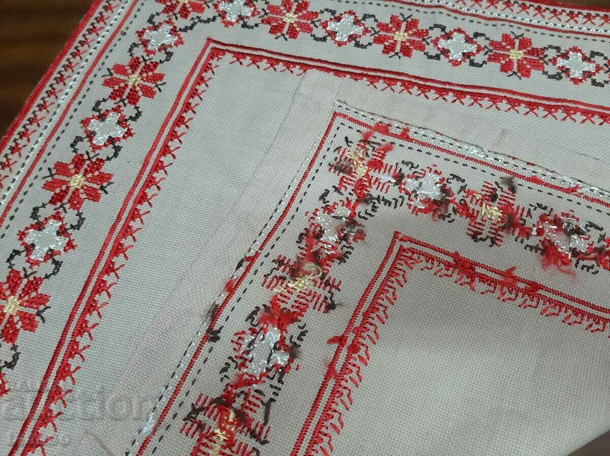 Delivery of Old hand-embroidered plaid tablecloth(15.4) Delivery of Old hand-embroidered plaid tablecloth(15.4)