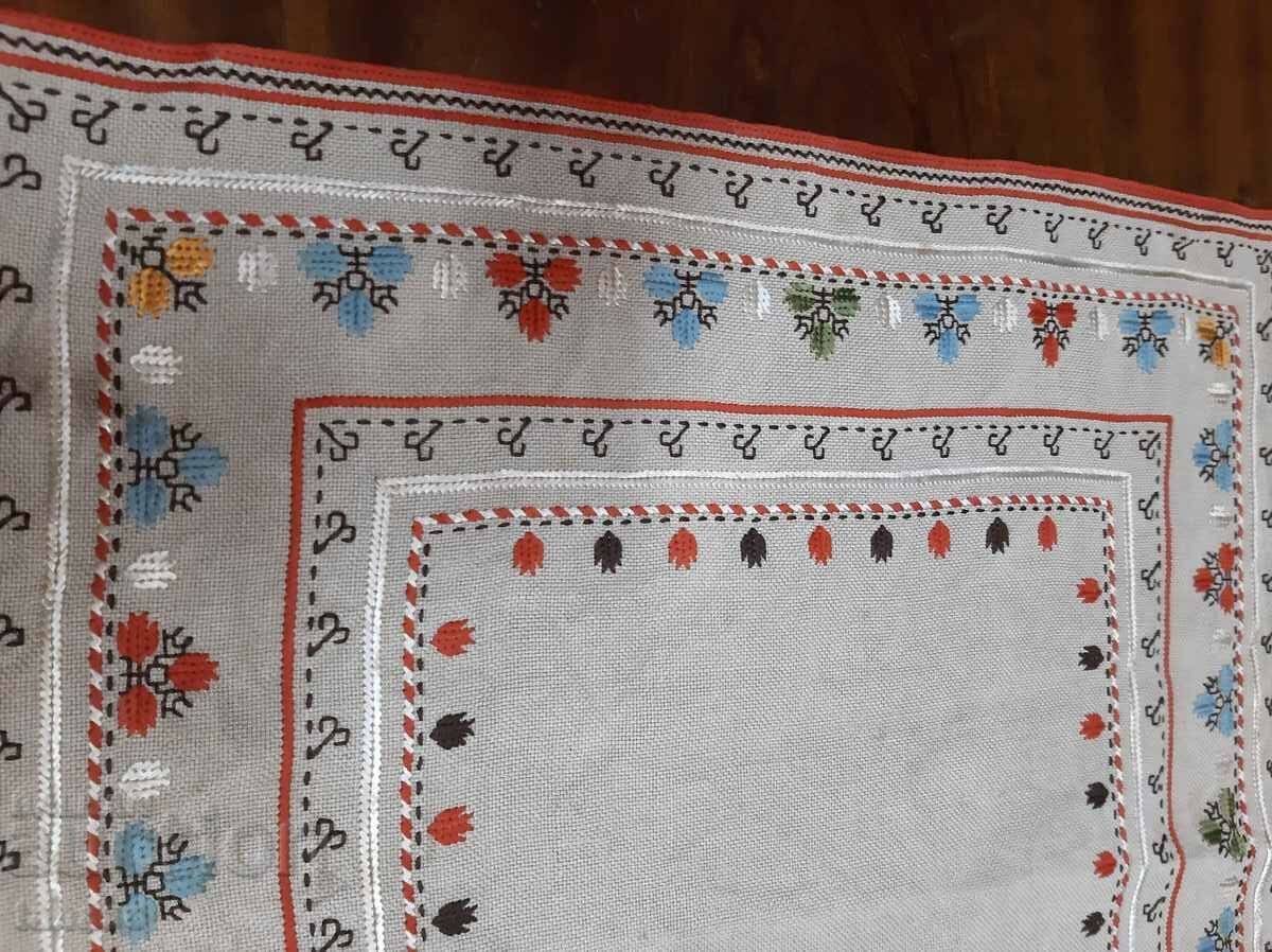 Delivery of Old hand-embroidered checkered linen tablecloth(15.4) Delivery of Old hand-embroidered checkered linen tablecloth(15.4)