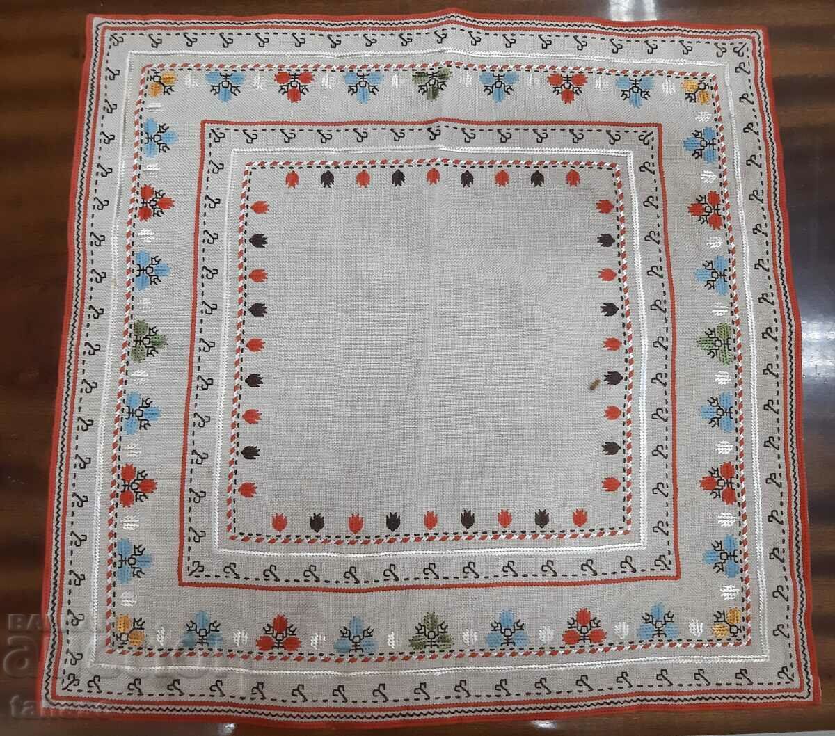 Old hand-embroidered checkered linen tablecloth(15.4) Old hand-embroidered checkered linen tablecloth(15.4)