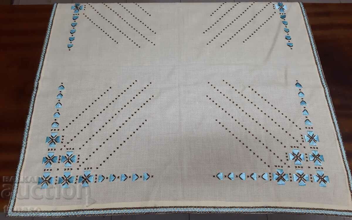 Auction  Old hand-embroidered plaid tablecloth(15.4)