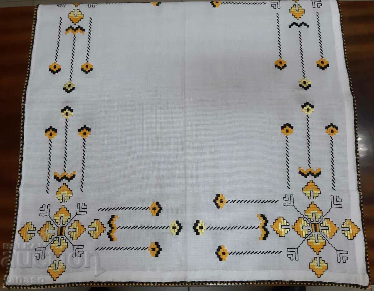 Auction  Old hand-embroidered plaid tablecloth(15.4)