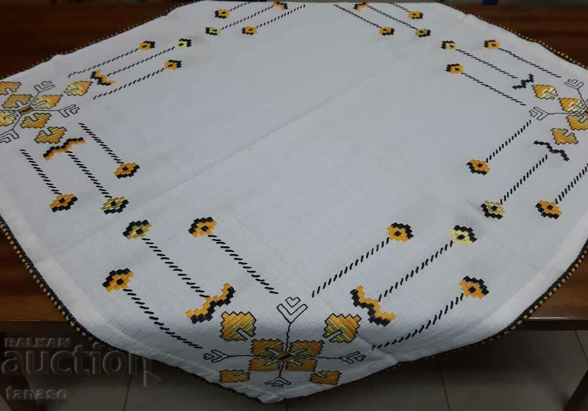 Old hand-embroidered plaid tablecloth(15.4)