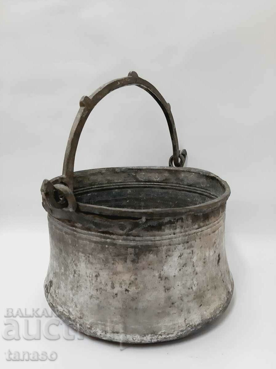 Old large tinned copper cauldron, bear(4.3)