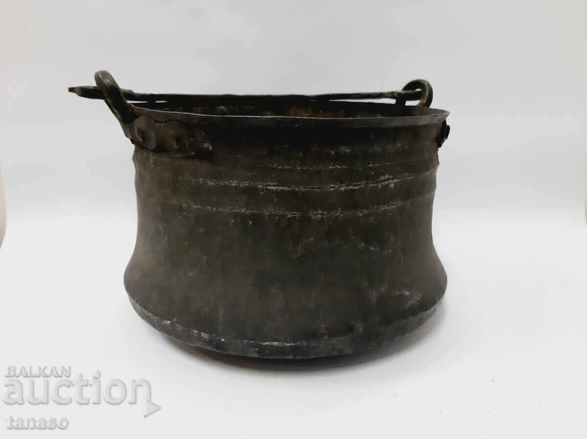Auction Old large tinned copper cauldron, bear(4.3) Auction Old large tinned copper cauldron, bear(4.3)
