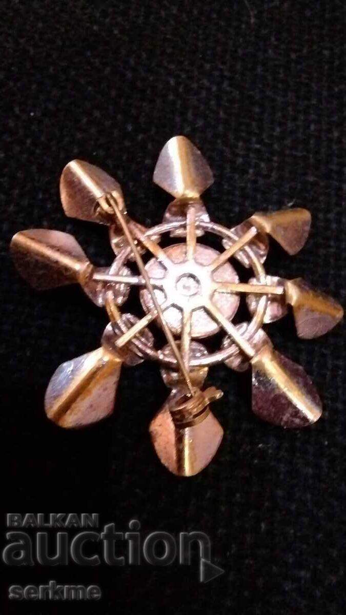 A brooch with price 5.00 BGN | € 2.56 A brooch with price 5.00 BGN | € 2.56