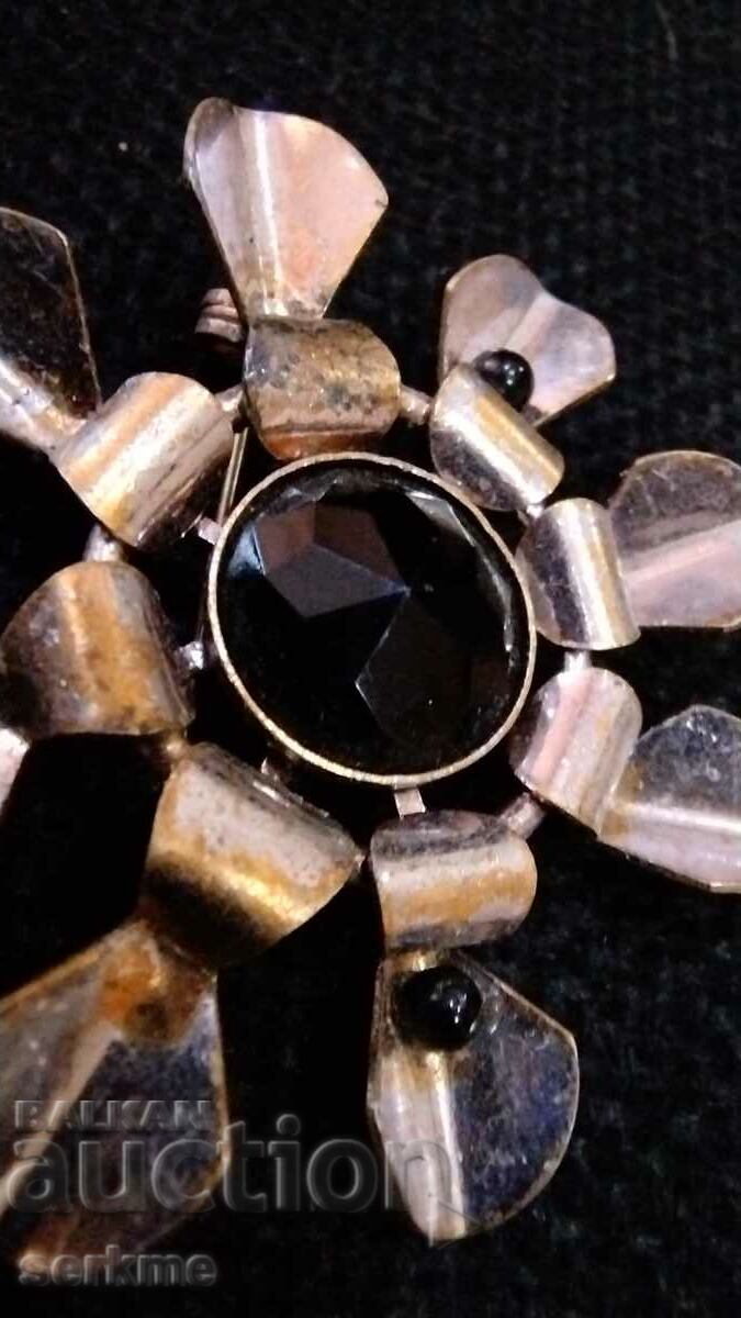 Auction A brooch Auction A brooch