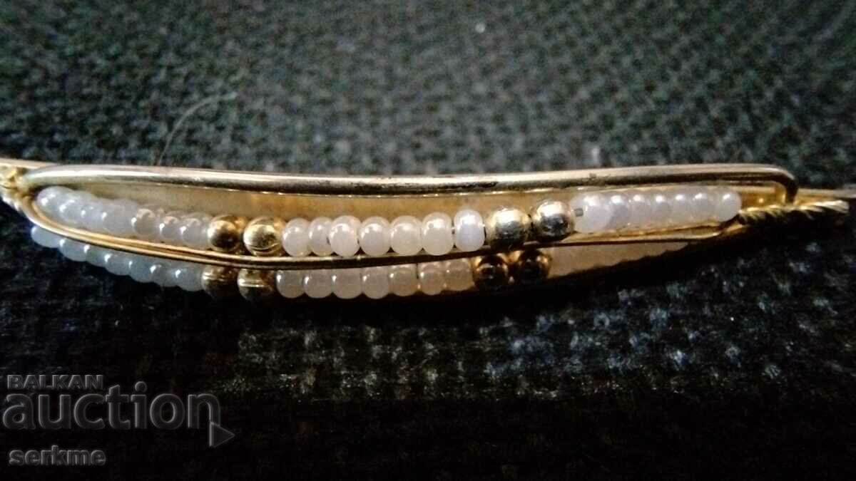 Auction A brooch Auction A brooch