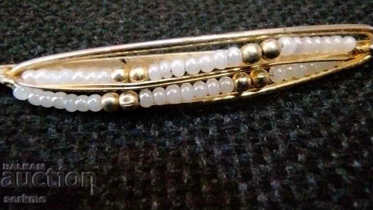 Delivery of A brooch Delivery of A brooch