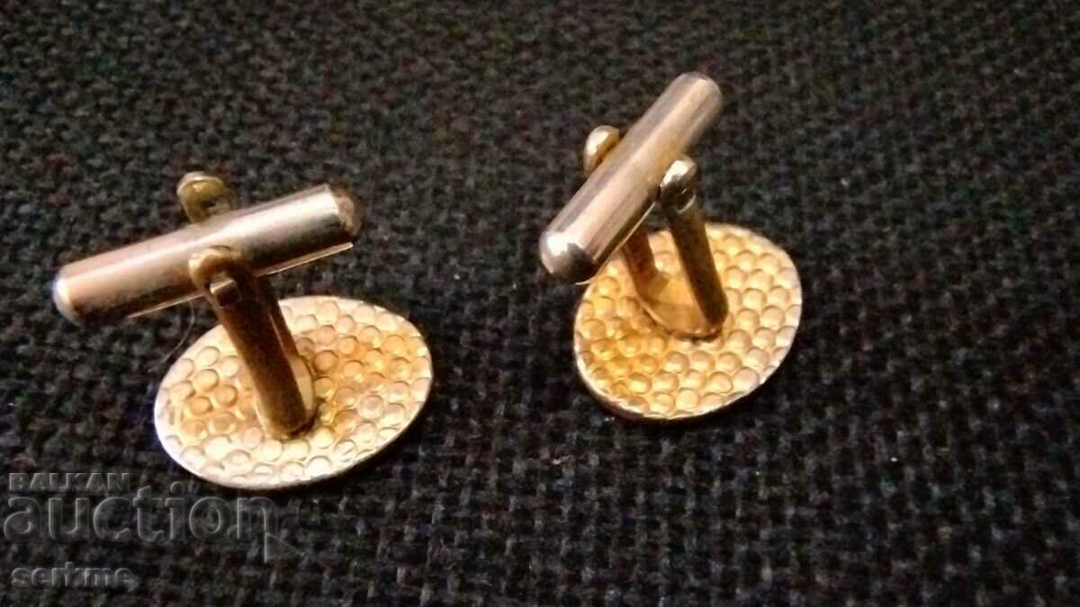 Delivery of Buttons Delivery of Buttons