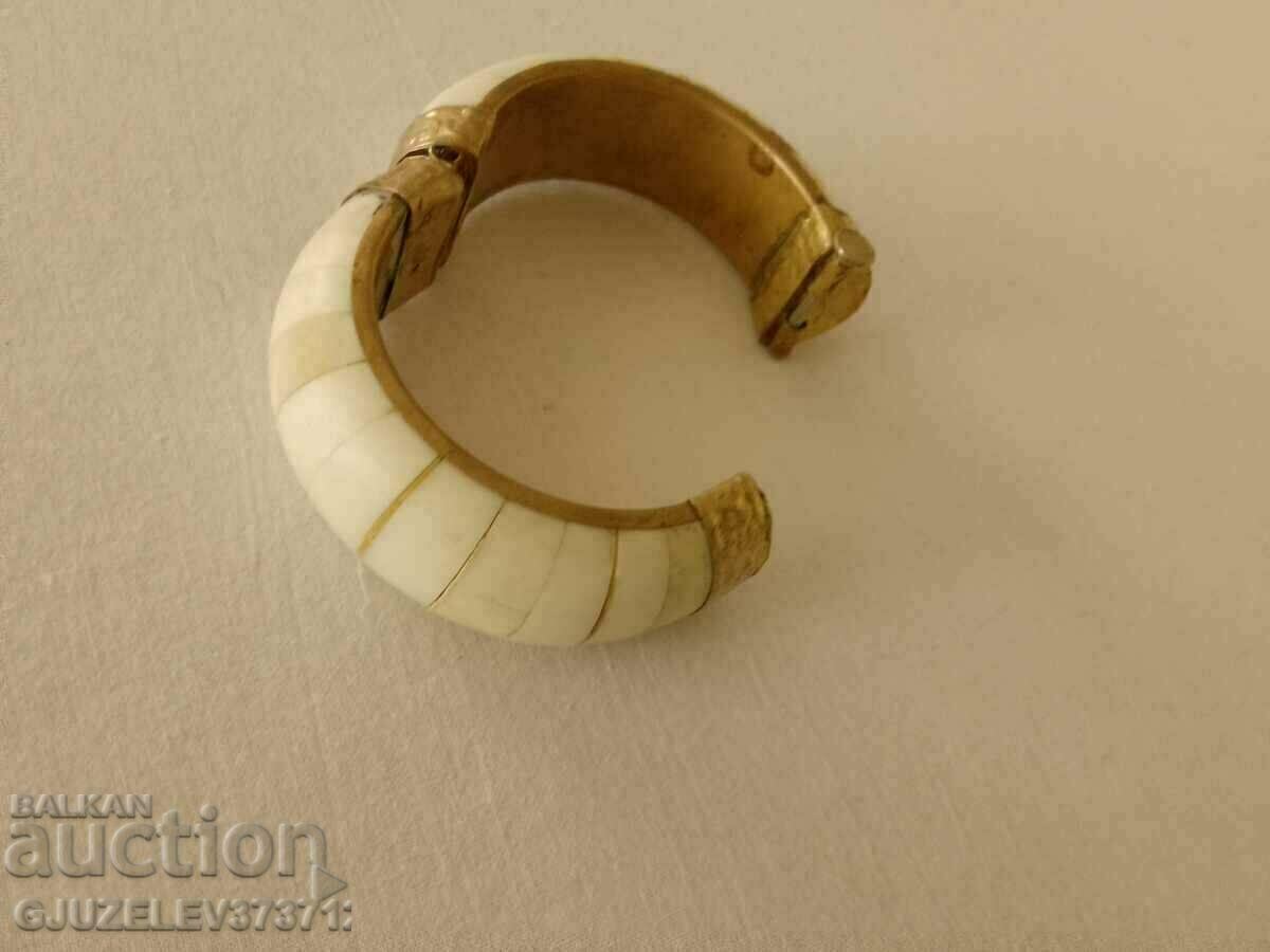 Delivery of old ethnic style bracelet made of bone and brass