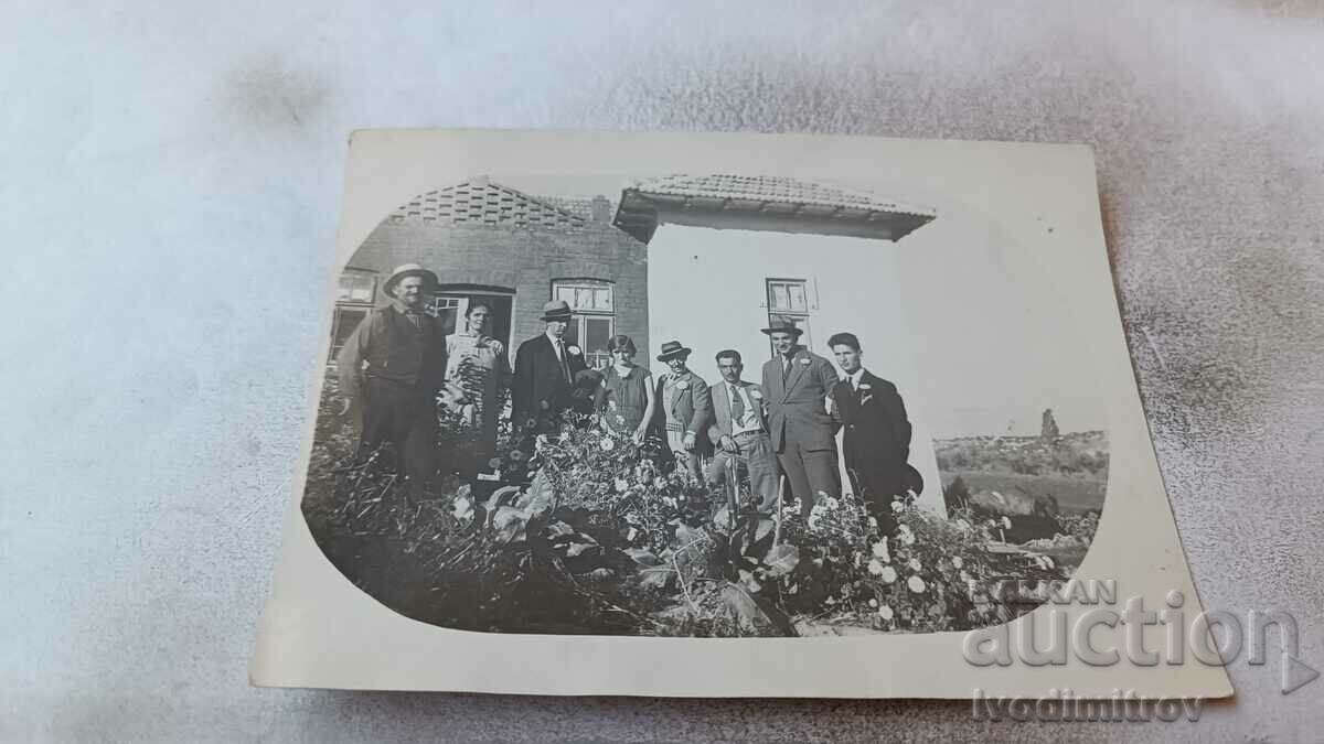 Photo Rousse Men and women in front of a house 1931