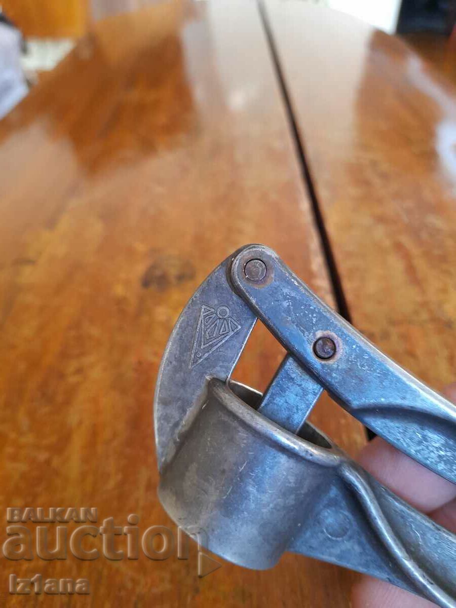 Auction Old aluminum garlic press Auction Old aluminum garlic press