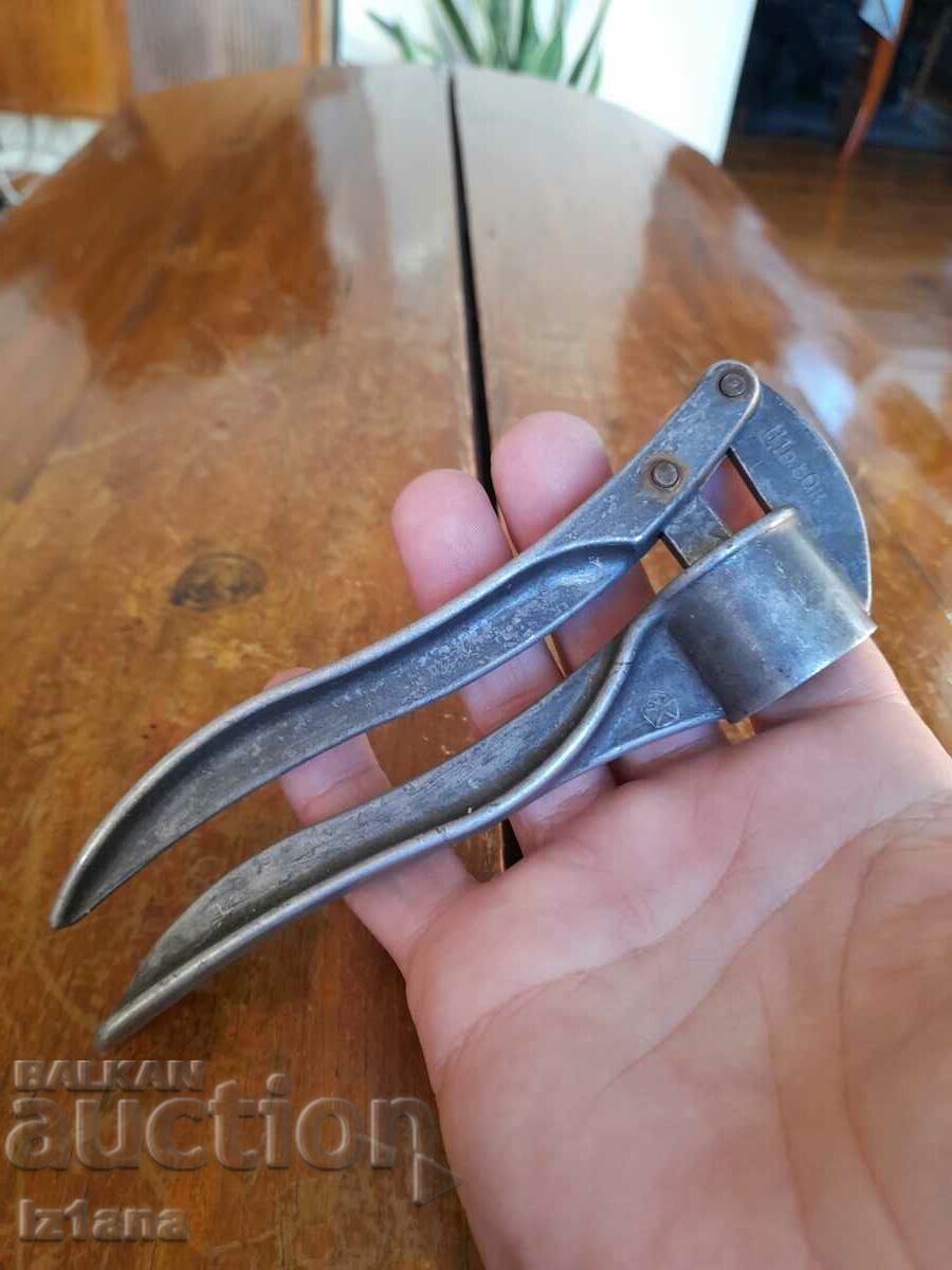 Delivery of Old aluminum garlic press Delivery of Old aluminum garlic press