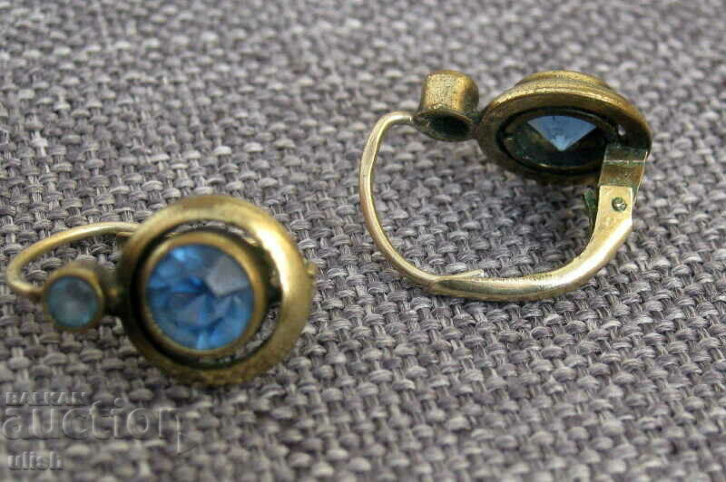 Vechi cercei antici cercei safire cu preț 50.00 BGN | € 25.56 Vechi cercei antici cercei safire cu preț 50.00 BGN | € 25.56