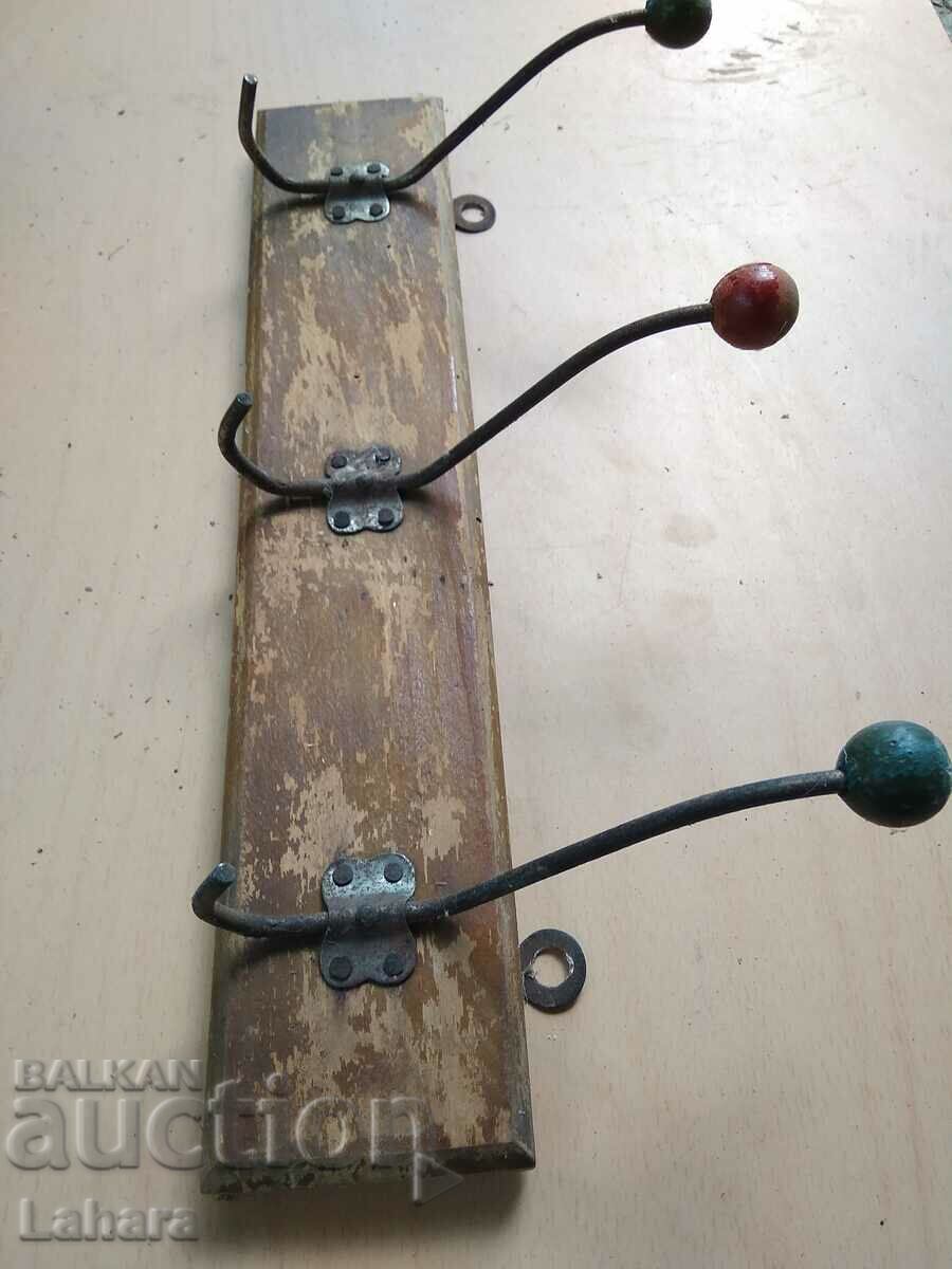 Umeraș vintage cu preț 14.00 BGN | € 7.16 Umeraș vintage cu preț 14.00 BGN | € 7.16