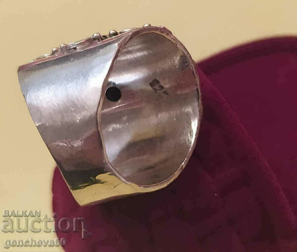 Υπέροχο vintage δαχτυλίδι 925 και κόκκινο κοράλλι με τιμή € 75.00 | 146.69 BGN