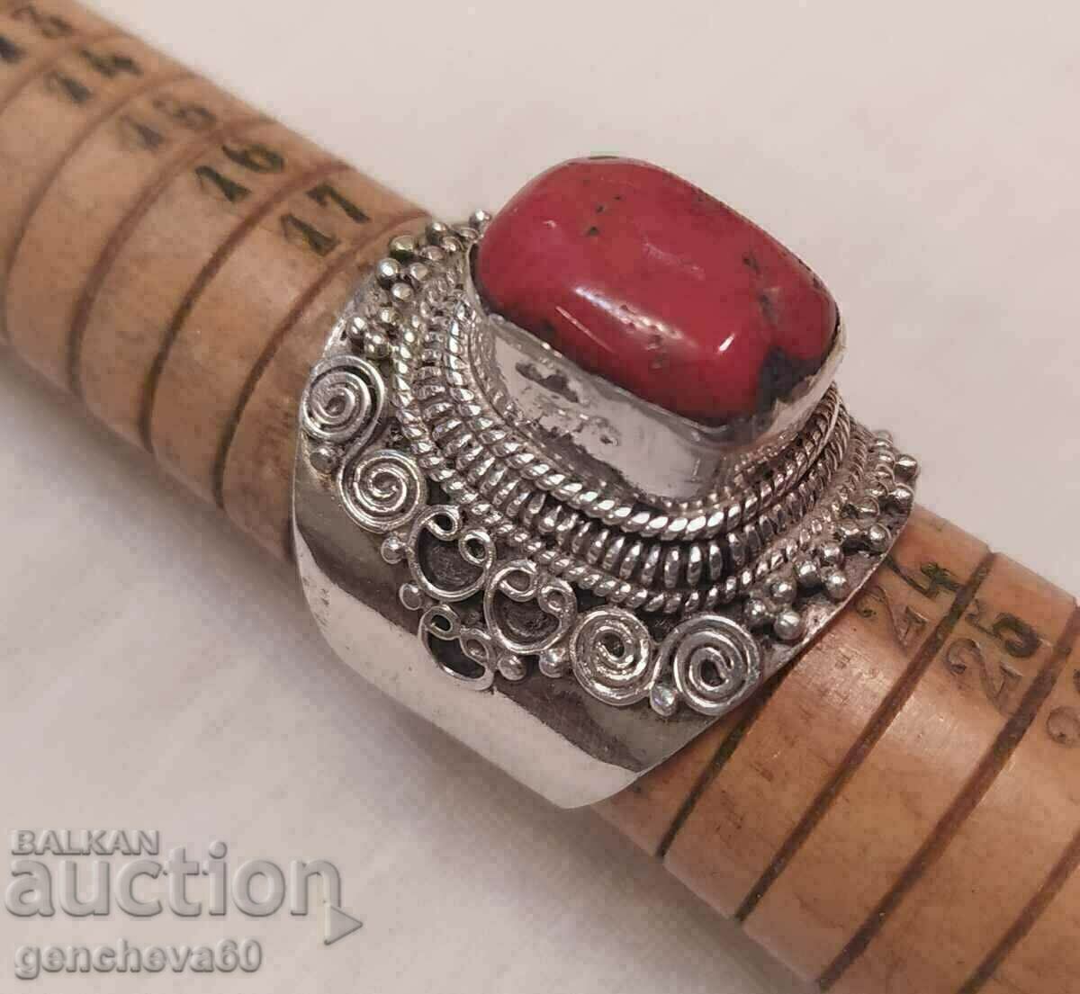 Παράδοση Υπέροχο vintage δαχτυλίδι 925 και κόκκινο κοράλλι