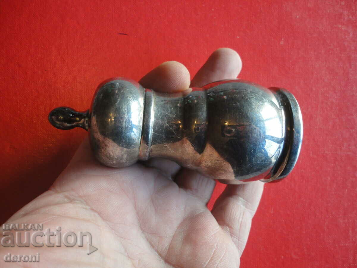 A unique silver-plated salt and pepper shaker - 5 A unique silver-plated salt and pepper shaker - 5