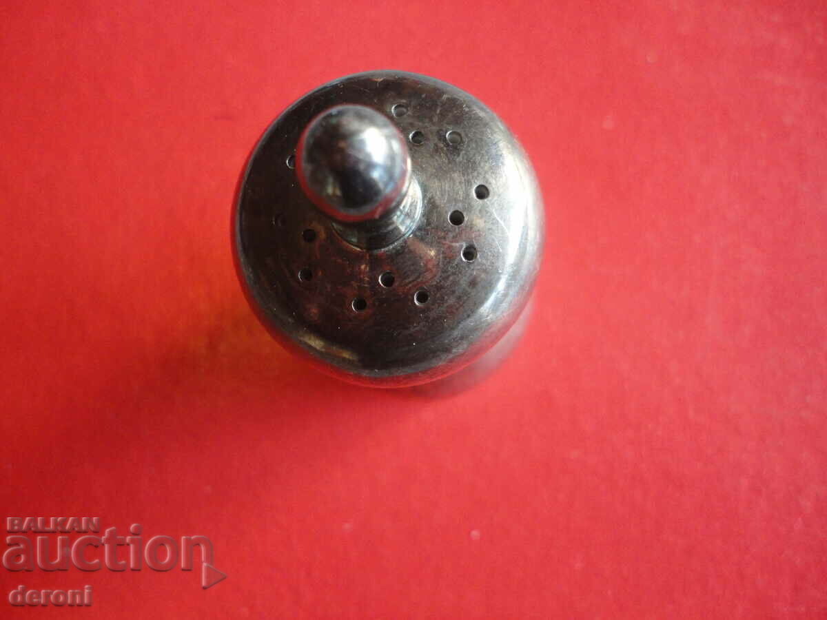 A unique silver-plated salt and pepper shaker - 6 A unique silver-plated salt and pepper shaker - 6