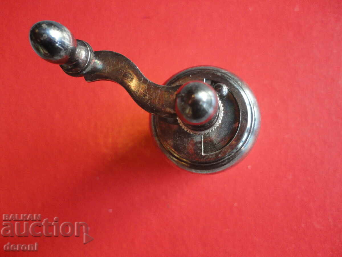 Посребрена мелничка мелница за чер пипер подправки с цена 20.00 лв. | € 10.23 Посребрена мелничка мелница за чер пипер подправки с цена 20.00 лв. | € 10.23