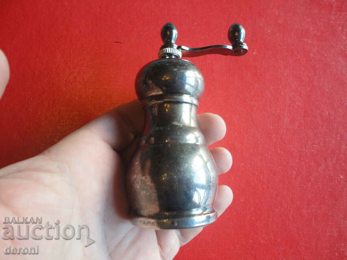 Аукцион Посребрена мелничка мелница за чер пипер подправки Аукцион Посребрена мелничка мелница за чер пипер подправки