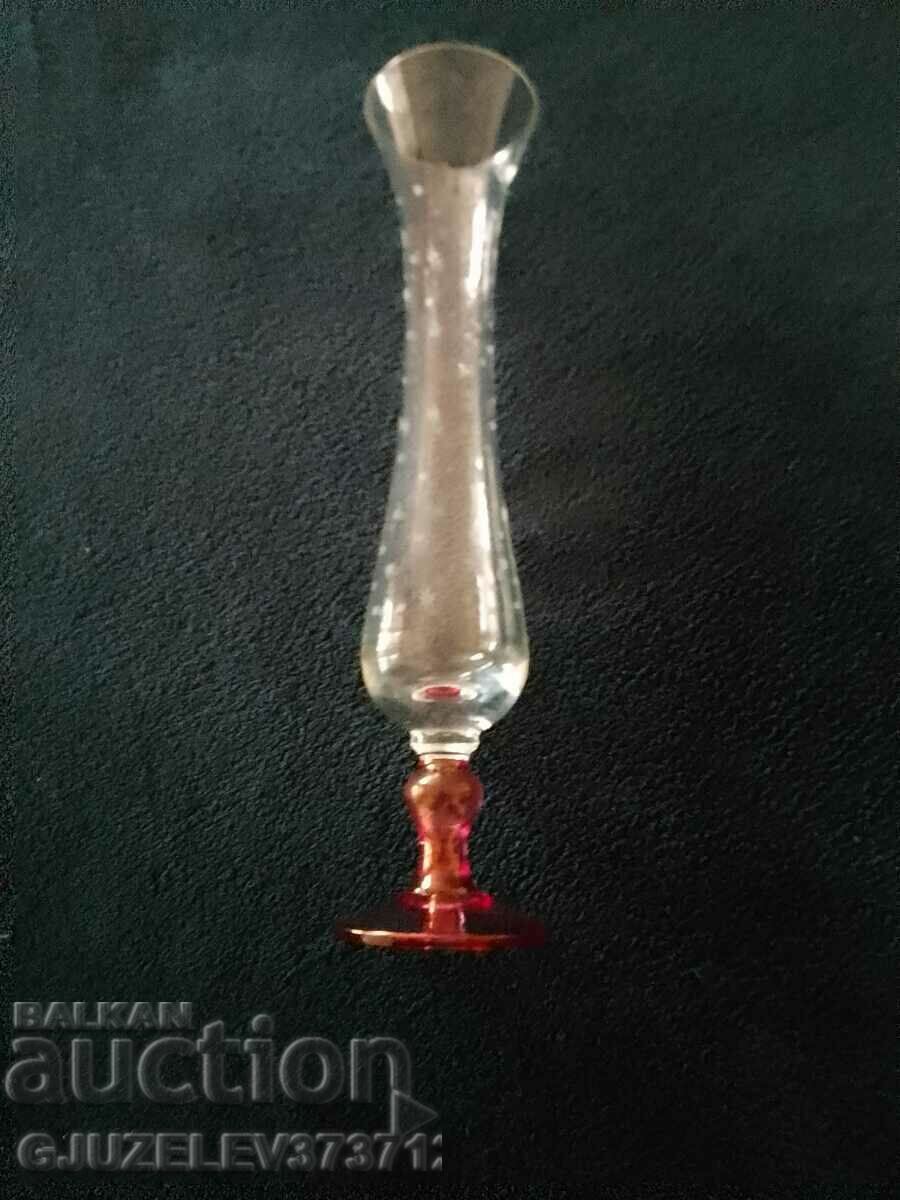Стилна ваза от кристално стъкло