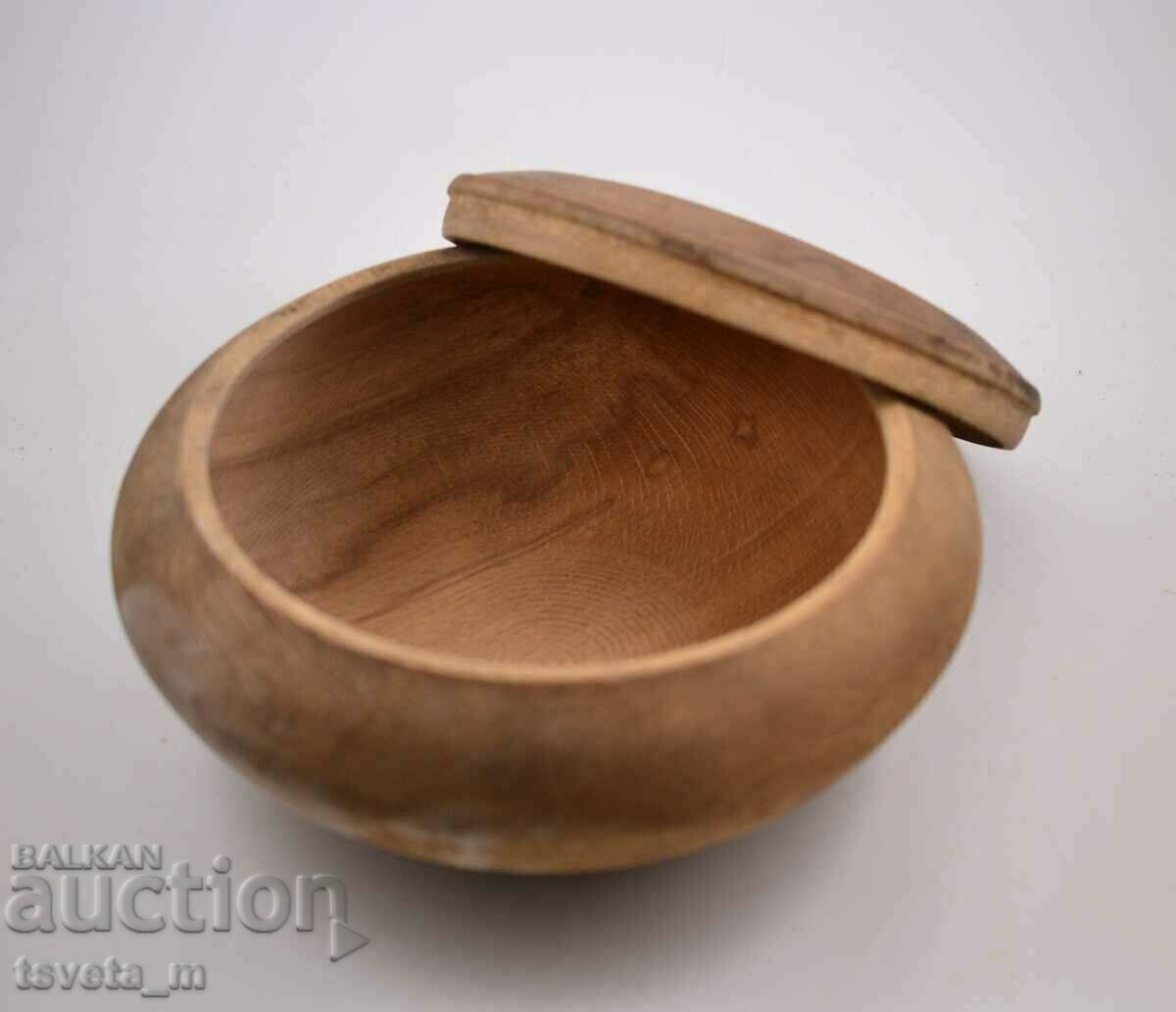 Auction A very large solid wooden door, early 20th century. Auction A very large solid wooden door, early 20th century.