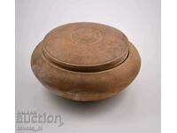 Μια πολύ μεγάλη μασίφ ξύλινη πόρτα, αρχές 20ου αιώνα.