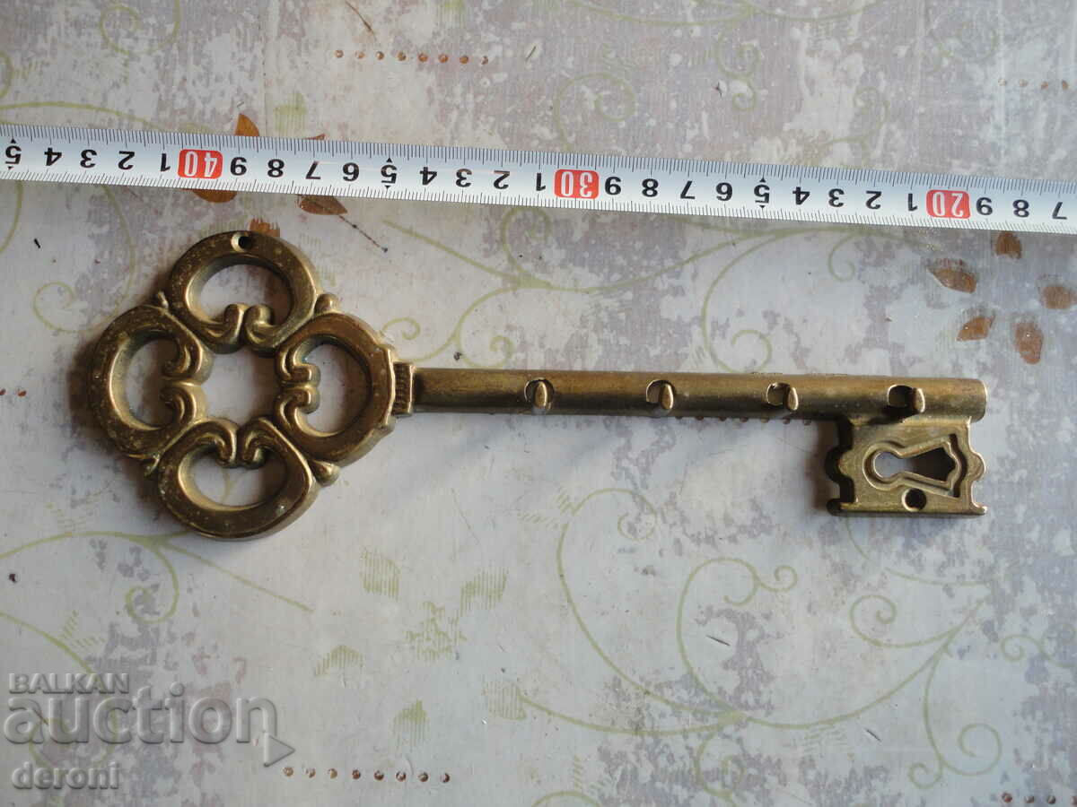 Amazing bronze key holder