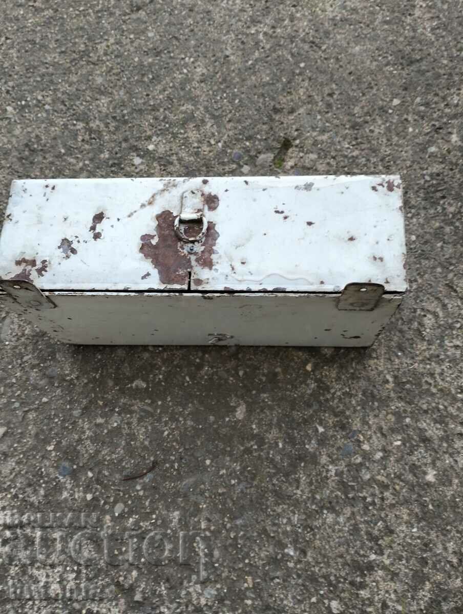 Old iron first aid kit for an old car - 5 Old iron first aid kit for an old car - 5