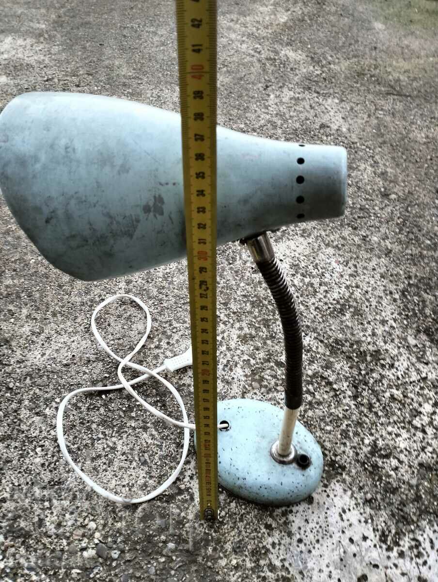 Παράδοση Μια παλιά λάμπα Παράδοση Μια παλιά λάμπα