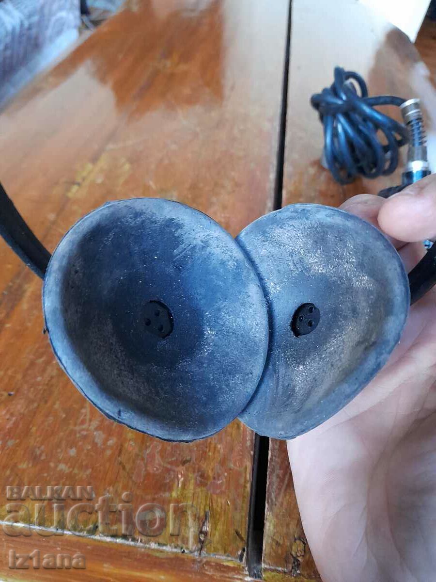 Old headphones with price 40.00 BGN | € 20.45 Old headphones with price 40.00 BGN | € 20.45