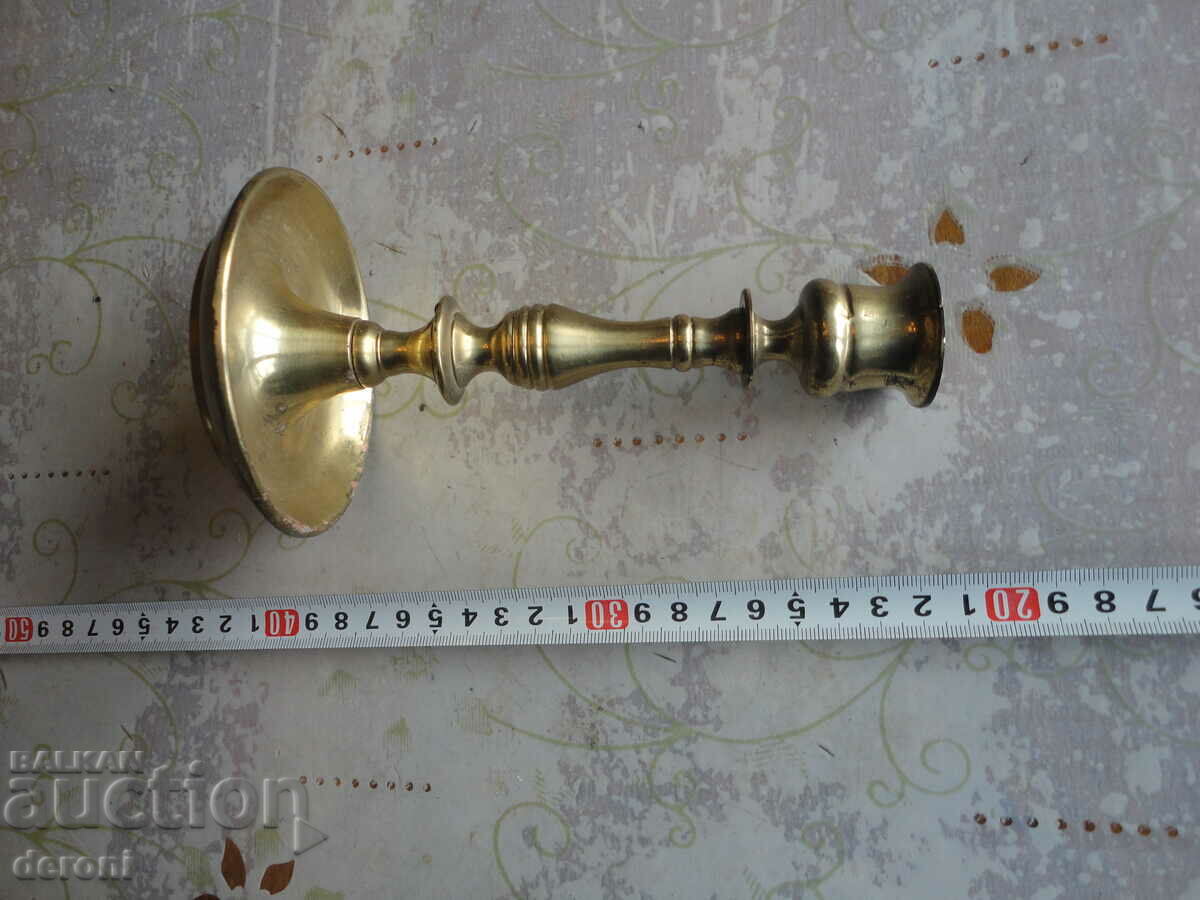 Delivery of British bronze candlestick Delivery of British bronze candlestick