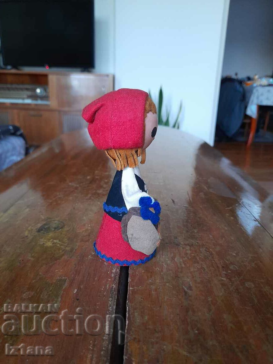 Folk figurine, doll with price 15.00 BGN | € 7.67 Folk figurine, doll with price 15.00 BGN | € 7.67