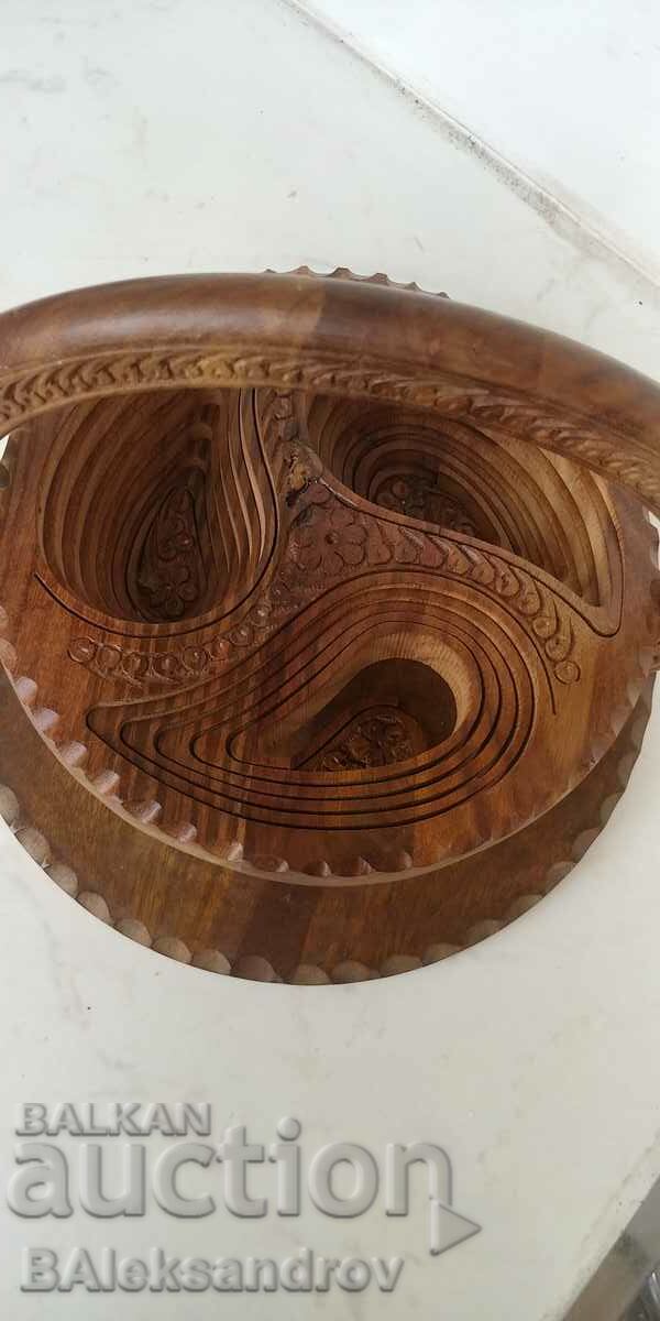 Interesant coș din lemn, sculptură