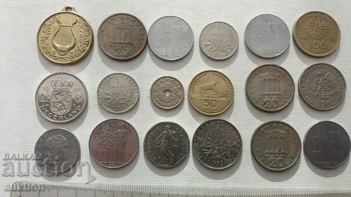 A COLLECTION OF 18 FOREIGN COINS